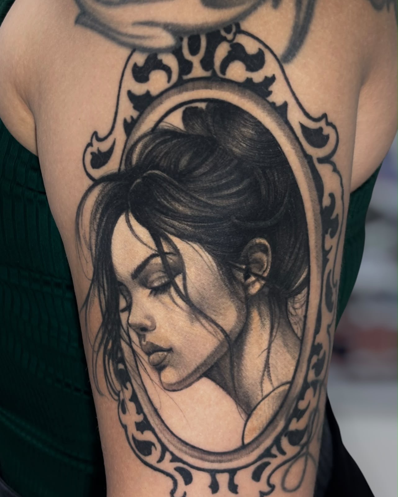 Tattoo feminina em black and grey