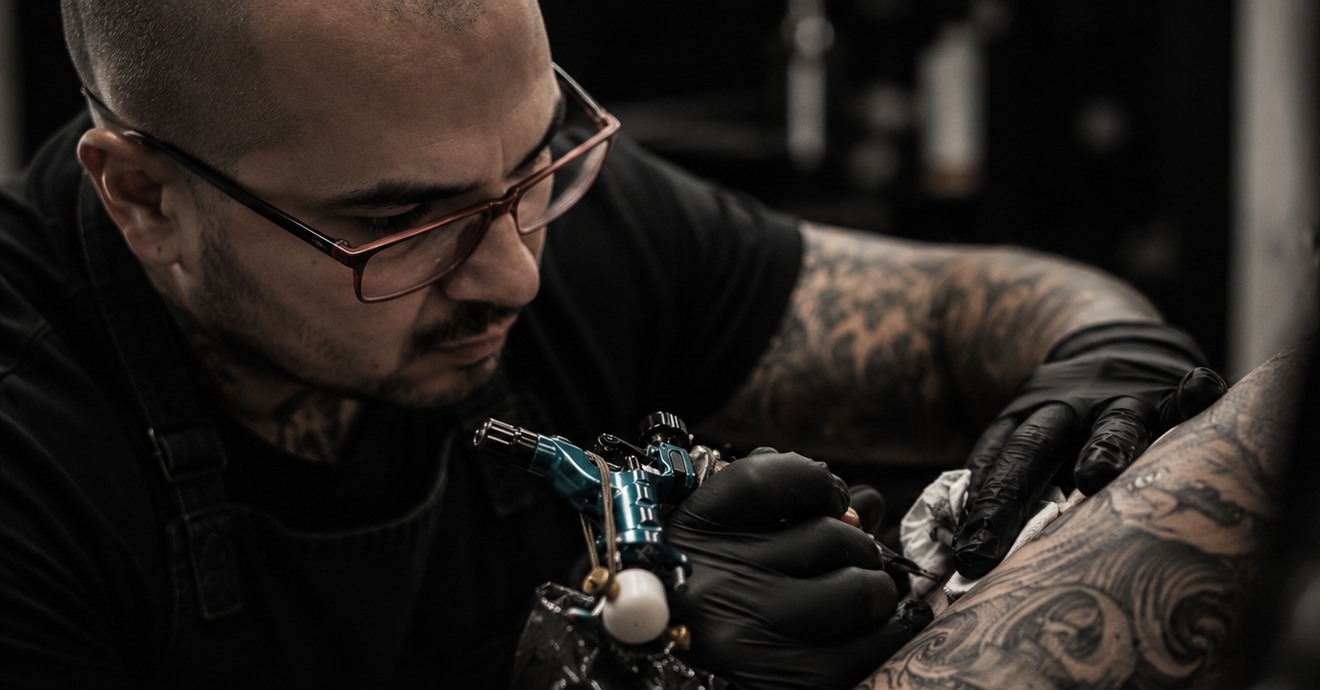 Rafael Nagamoa trabalhando em uma tatuagem